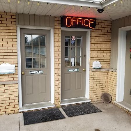 Adams Motel Су Сент Мари Екстериор снимка