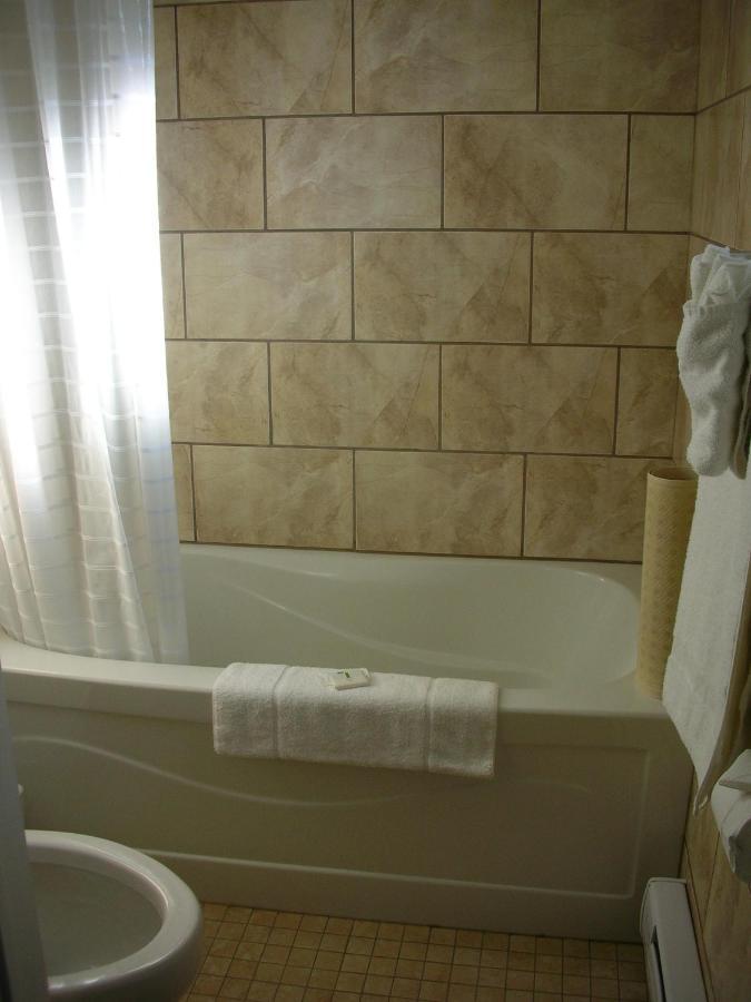 Adams Motel Су Сент Мари Екстериор снимка
