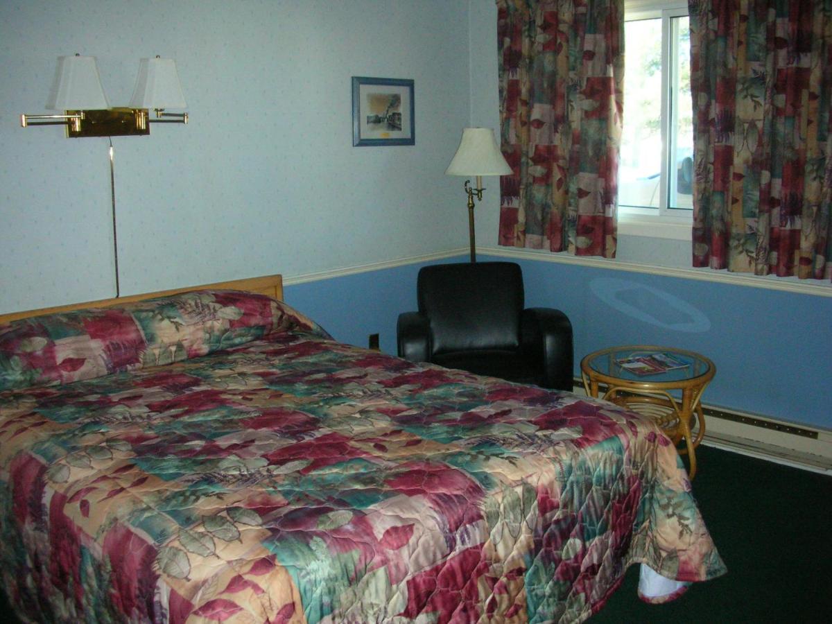 Adams Motel Су Сент Мари Екстериор снимка