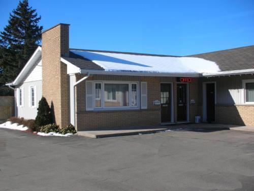 Adams Motel Су Сент Мари Екстериор снимка
