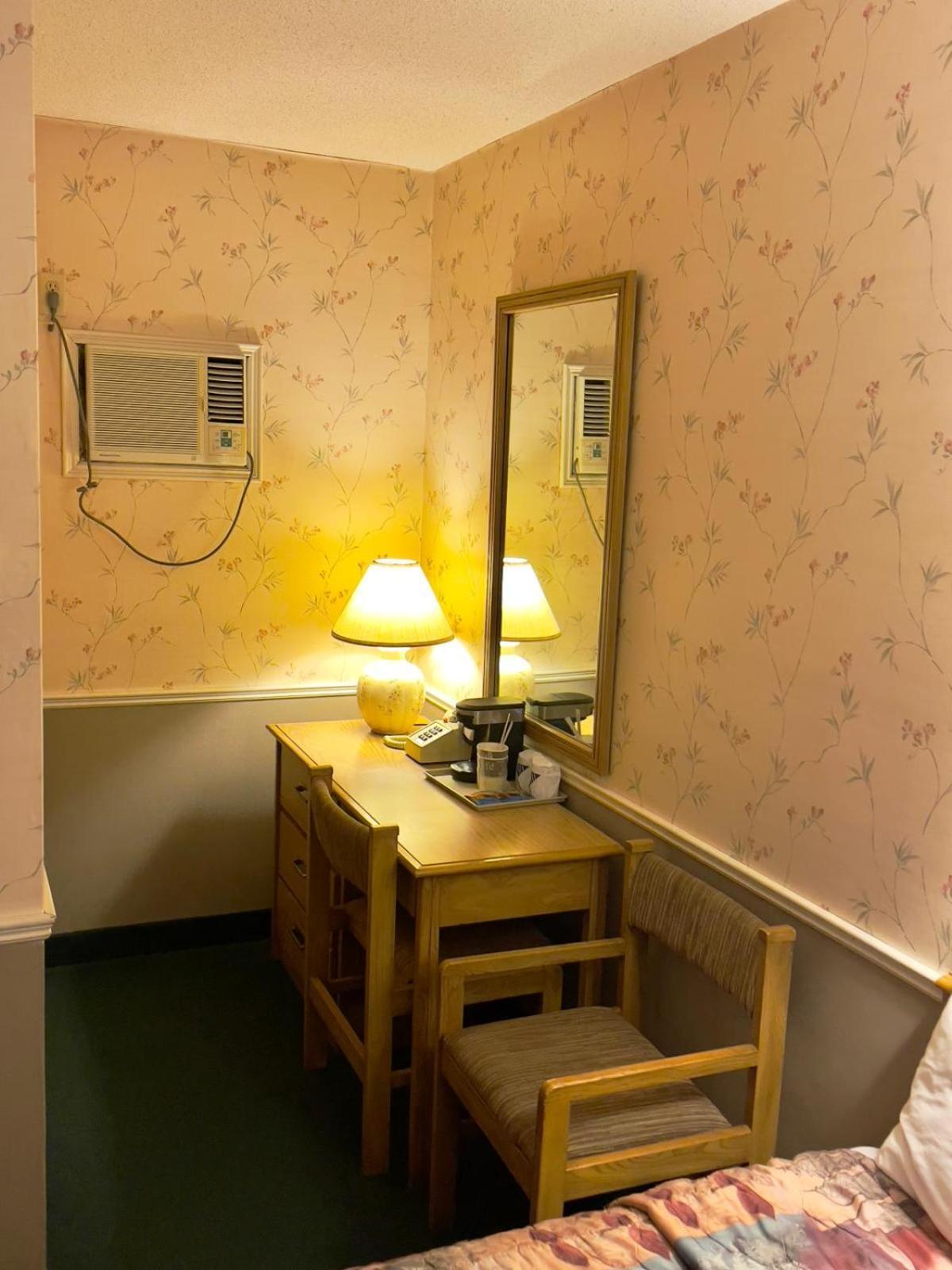 Adams Motel Су Сент Мари Екстериор снимка