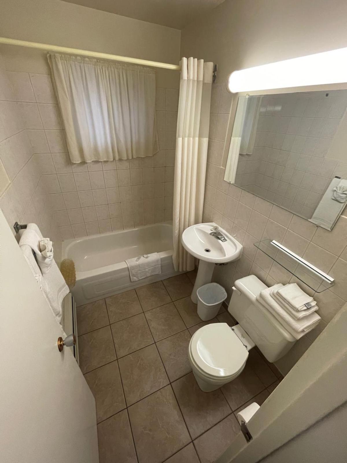 Adams Motel Су Сент Мари Екстериор снимка