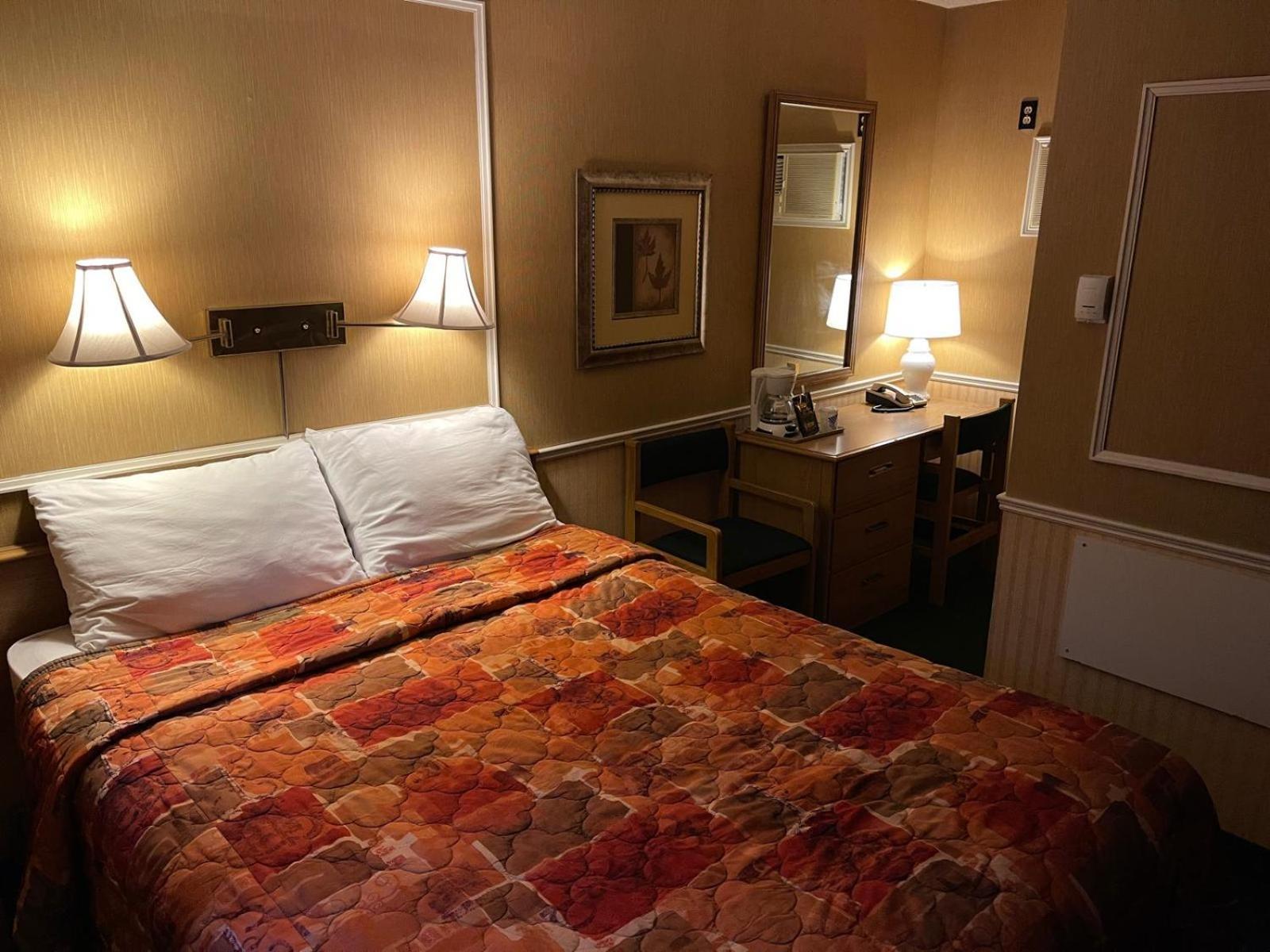 Adams Motel Су Сент Мари Екстериор снимка