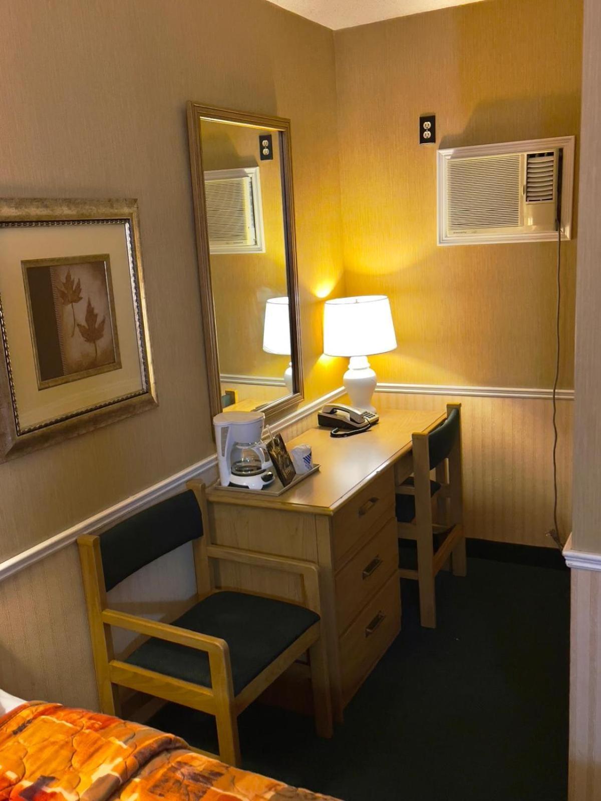 Adams Motel Су Сент Мари Екстериор снимка