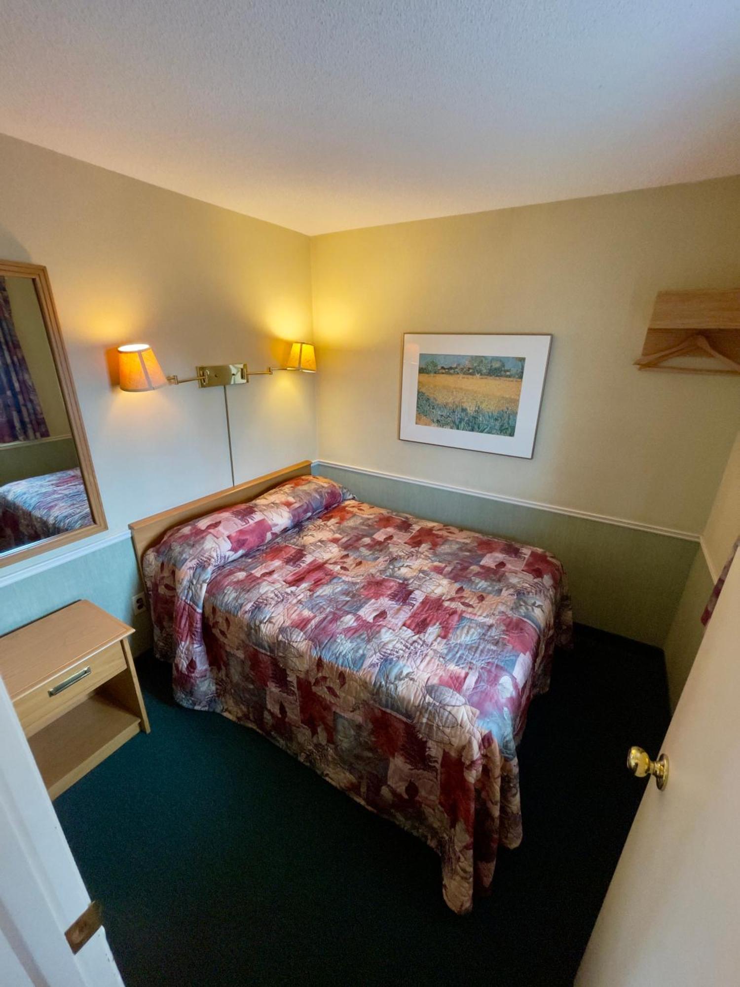 Adams Motel Су Сент Мари Екстериор снимка